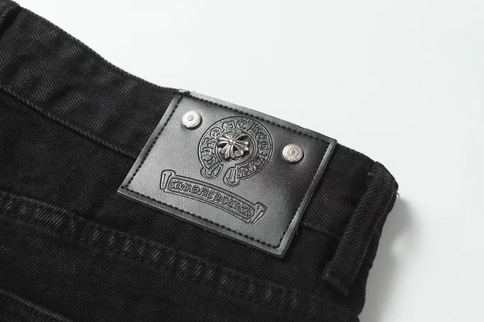 KE9101 P280 The only correct leather label version on the market Chrome Hearts CH Cross embroidered American style washed patchwork leather lumberjack workwear jeans Top ceiling quality 100% correct version The correct version is here!  Believe me this must be the best quality you will ever come across! ! Excellent value for money! !  Styles with different washes and textures are very friendly to people with thin legs and thick legs. The straight version is very flattering to the shape of the legs. The moderate length is timeless and easy to match. It is the basis of various styles and a must-have in the wardrobe! ! Add a little stacking to make the atmosphere easy to control. The fabric is stiff but the upper body is soft without losing texture. The sides and cuffs of some styles have a bone-wash effect. It’s really hard not to love it!  ✅Correctly customize the Croxin metal leather label on the back panel. It is definitely not sold directly with the cross on the finished jeans. 1:1 copying strives for excellence and the details are perfectly grasped. ✅The cross leather label is clear and smooth. Exquisite turning top craftsmanship. ✅Buttons, zippers and hardware are all customized versions of the Croxin LOGO. ✅High-cost washing process. Size: 28 30 32 34 36